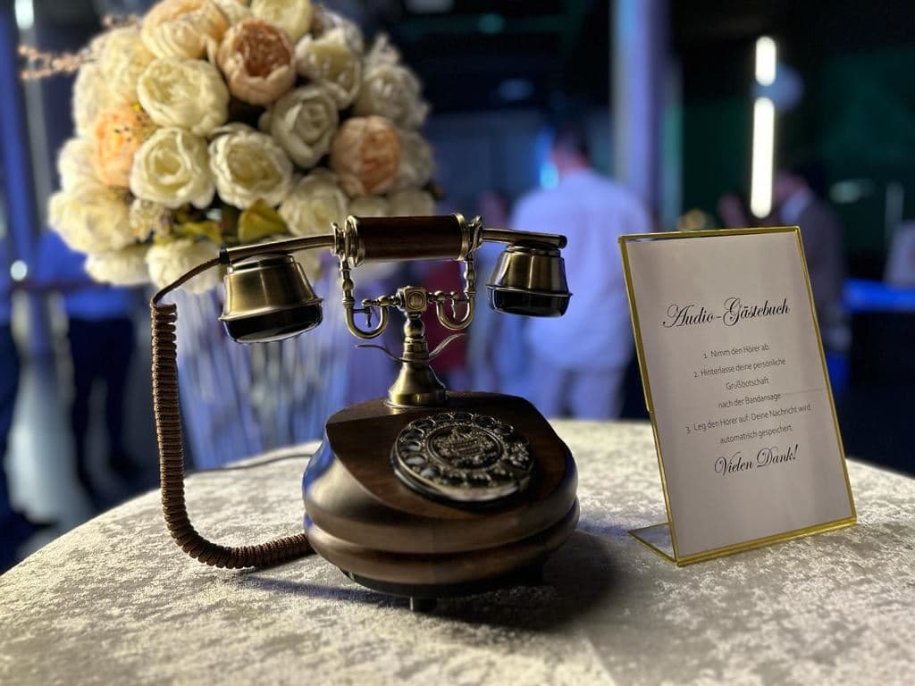 Audio-Gästebuchtelefon im Vintagelook mit Anleitung und Blumenstrauß