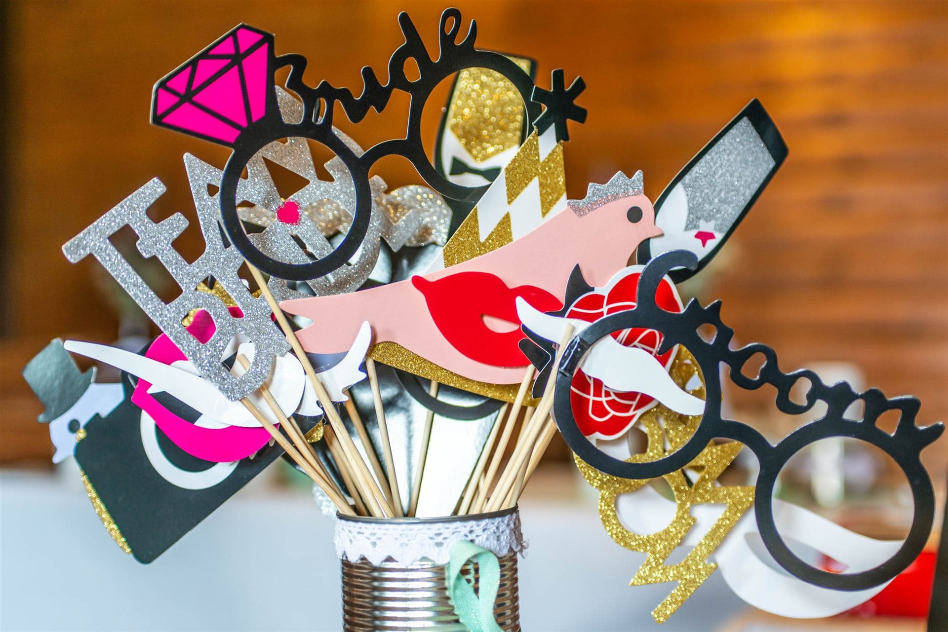 Accessoires-Set: Brillen, Lippen, Schilder und Requisiten am Stiel