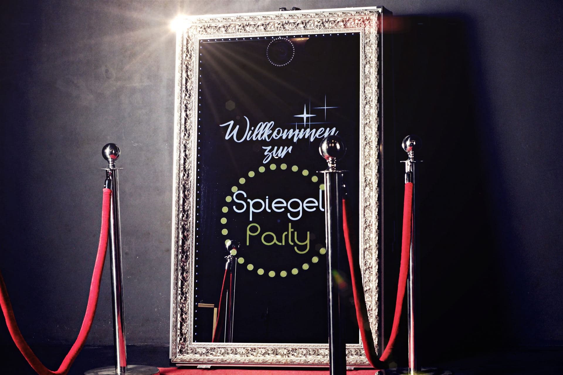 Der Magic Mirror Fotospiegel mit rotem Teppich und Samtkordel – „Willkommen zur Spiegel-Party“